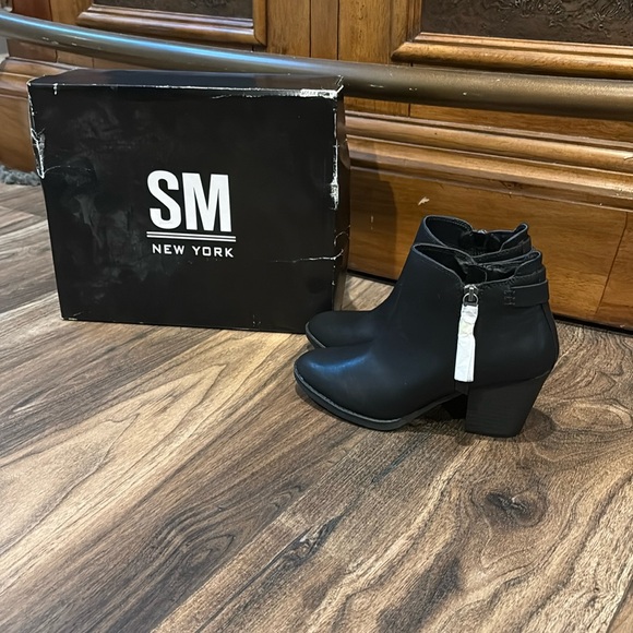 SM New York Womens Black Leather Like ankle boots. New in box. Size 7 - Picture 1 of 8
